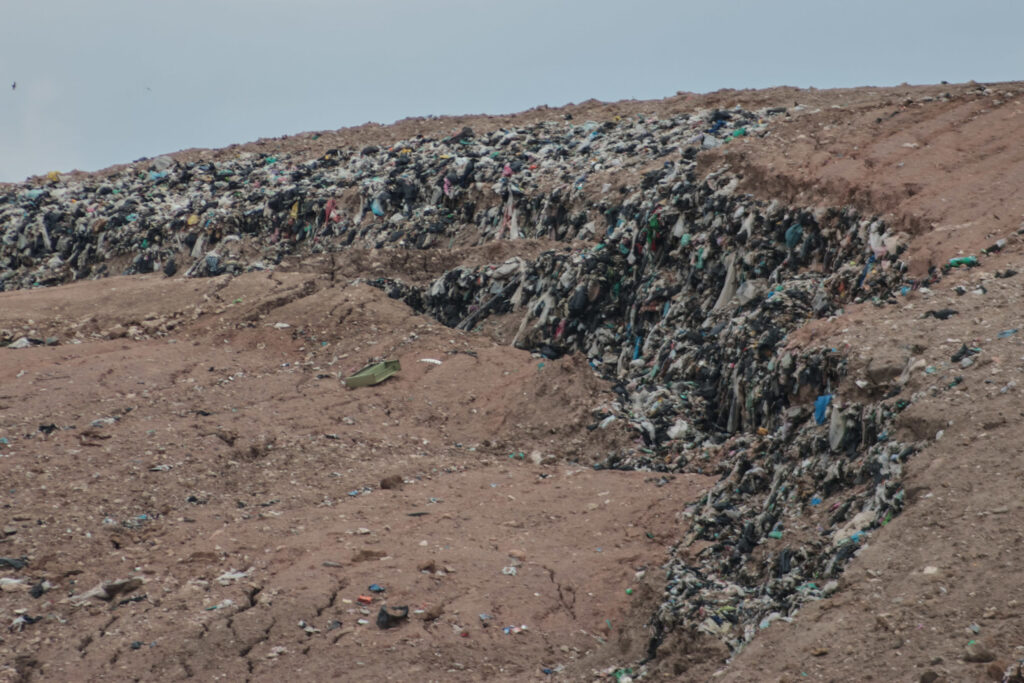 Sitio de disposición final de residuos sólidos en Puebla mostrando la acumulación de basura