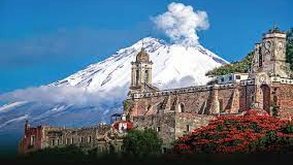 Vista panorámica del pueblo mágico de Zacatlán en la Sierra Norte de Puebla con su reloj floral