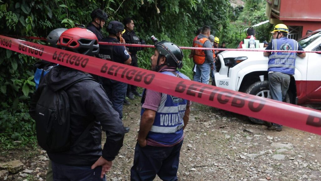 Operativo de rescate en gruta de Chichicazapan en Cuetzalan donde permanecen atrapados tres cuerpos de la familia Peña