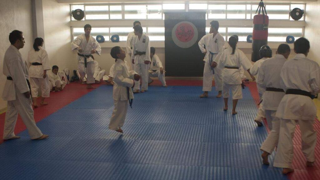 Estudiantes practicando Karate-Do en instalaciones del Complejo Cultural Universitario de la BUAP
