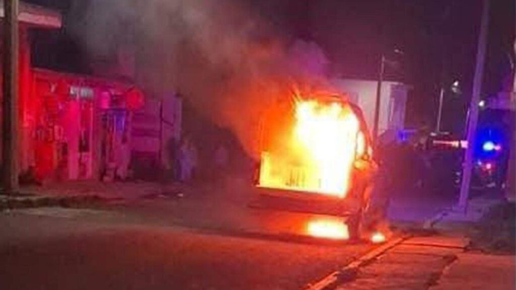 Patrulla incendiada por pobladores de Chiautzingo tras atropellamiento de una mujer el 27 de julio de 2026