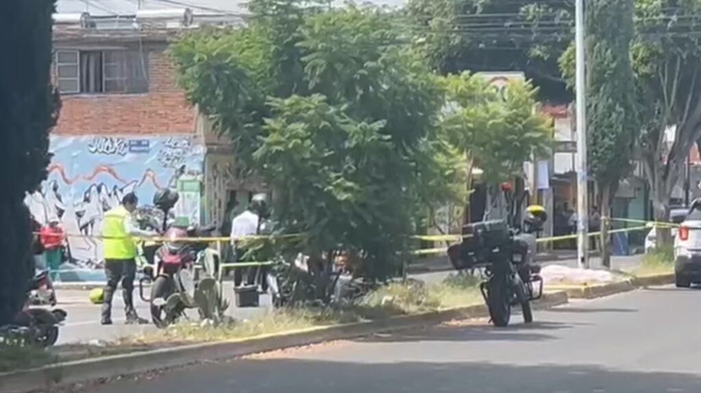 Escena de accidente vial entre motociclistas en la colonia Loma Linda, Puebla