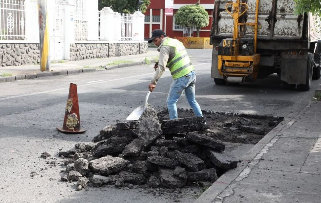 Trabajos de bacheo en la Calle 16 de Septiembre, colonia El Carmen, Puebla