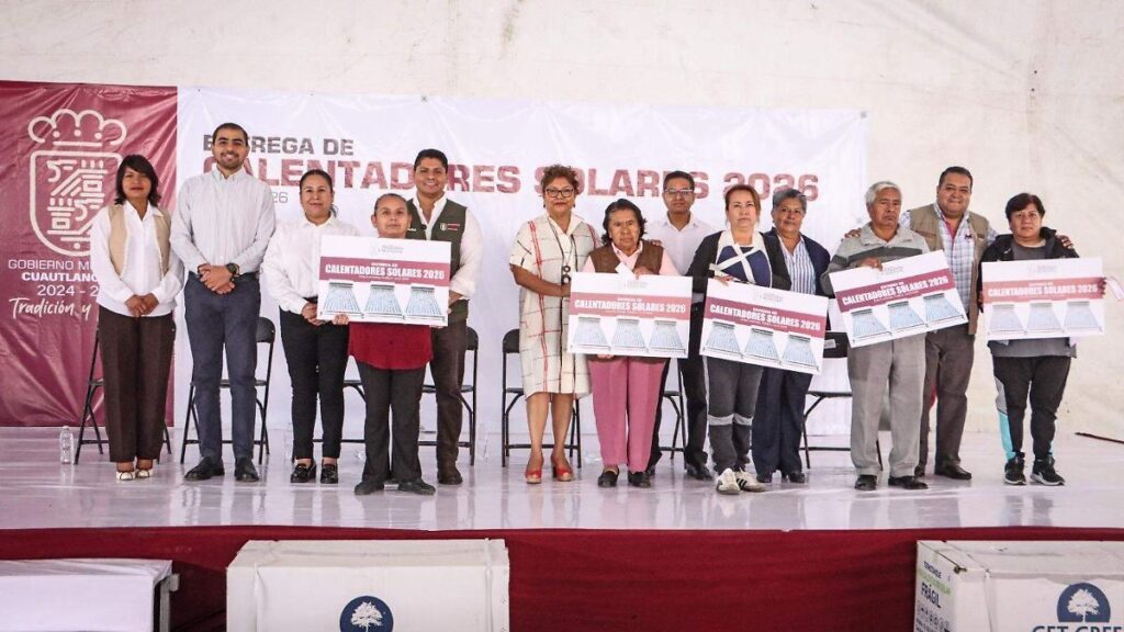 Entrega de calentadores solares a familias de Cuautlancingo en ceremonia encabezada por autoridades municipales