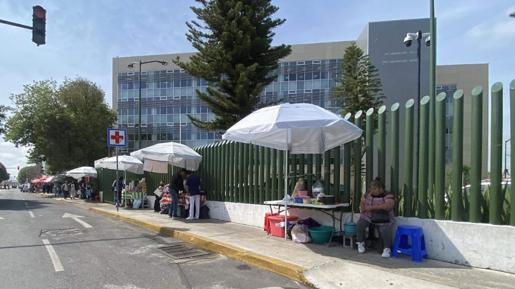 Vendedores ambulantes ocupan banquetas frente al Hospital Regional Carmen Serdán del IMSS en Puebla