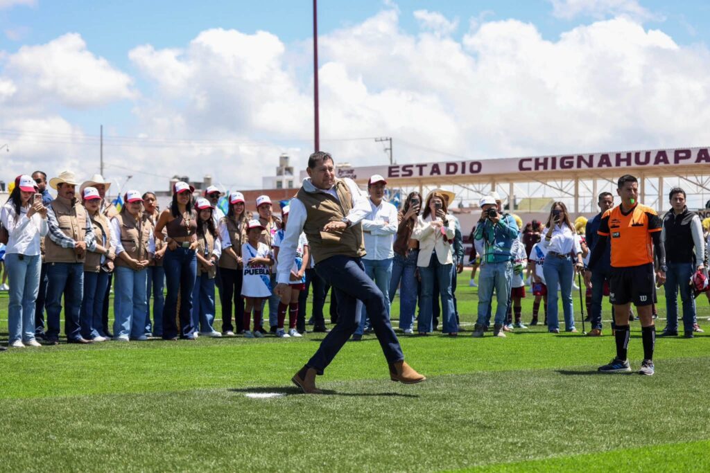 Inauguración del Estadio Ajolotes en Chignahuapan con la presencia del gobernador Alejandro Armenta y autoridades municipales