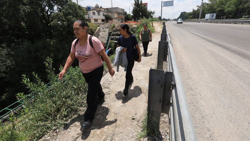 Camino de terracería sin alumbrado público junto a barranca en La Resurrección, Puebla