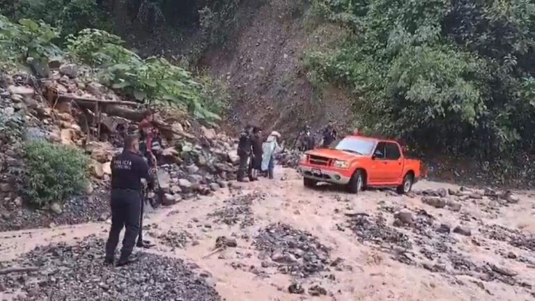 Deslaves por lluvias afectan carreteras y obligan a cerrar puente en tres municipios de Puebla