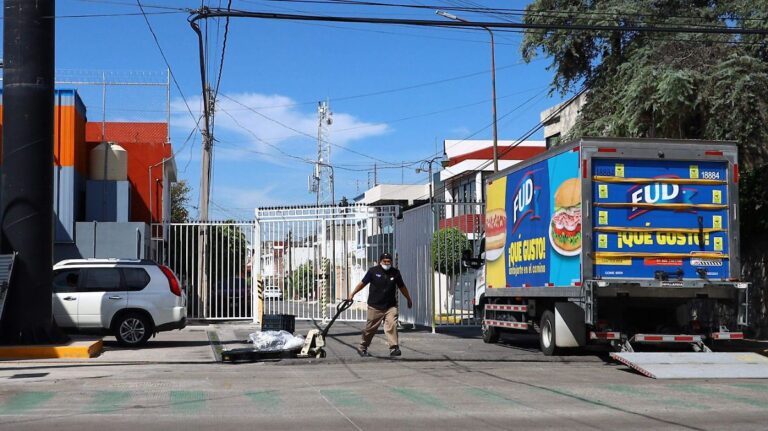 Instalan rejas que bloquean el paso en tres calles de la colonia Bella Vista en Puebla Instalan rejas que bloquean el paso en tres calles de la colonia Bella Vista en Puebla