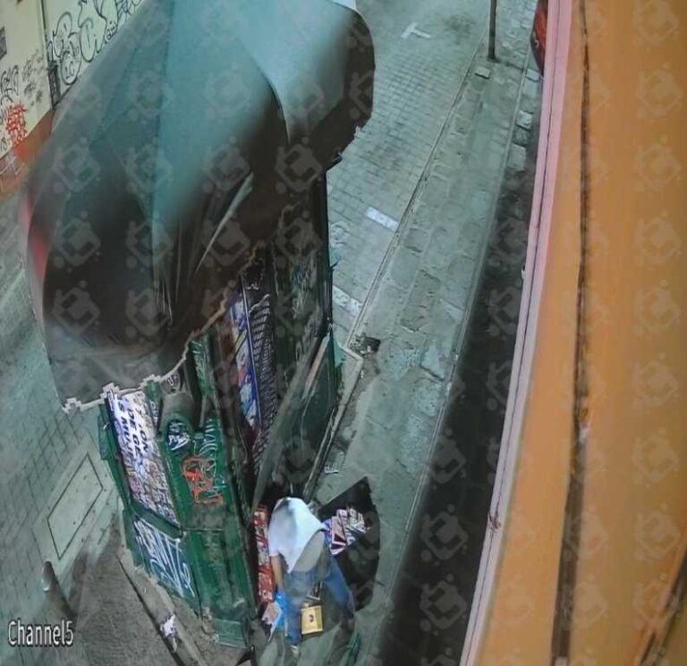 Captan robo de estampas del Mundial en puesto del Centro de Puebla Captan robo de estampas del Mundial en puesto del Centro de Puebla