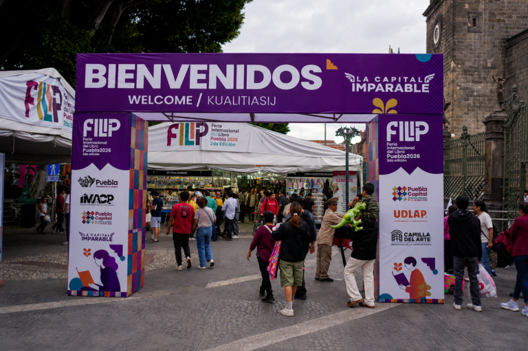 FILIP 2026 supera los 160 mil visitantes y crece en su segunda edición Entrada de la Feria Internacional del Libro Puebla 2026 en el Zócalo de Puebla