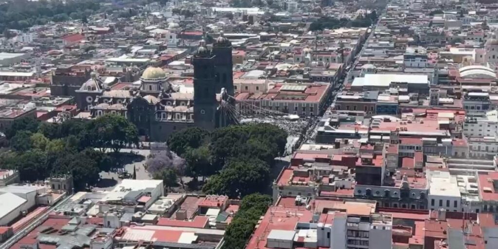 Contenedores de carga y productos de exportación del municipio de Puebla representando el crecimiento del comercio exterior en 2026