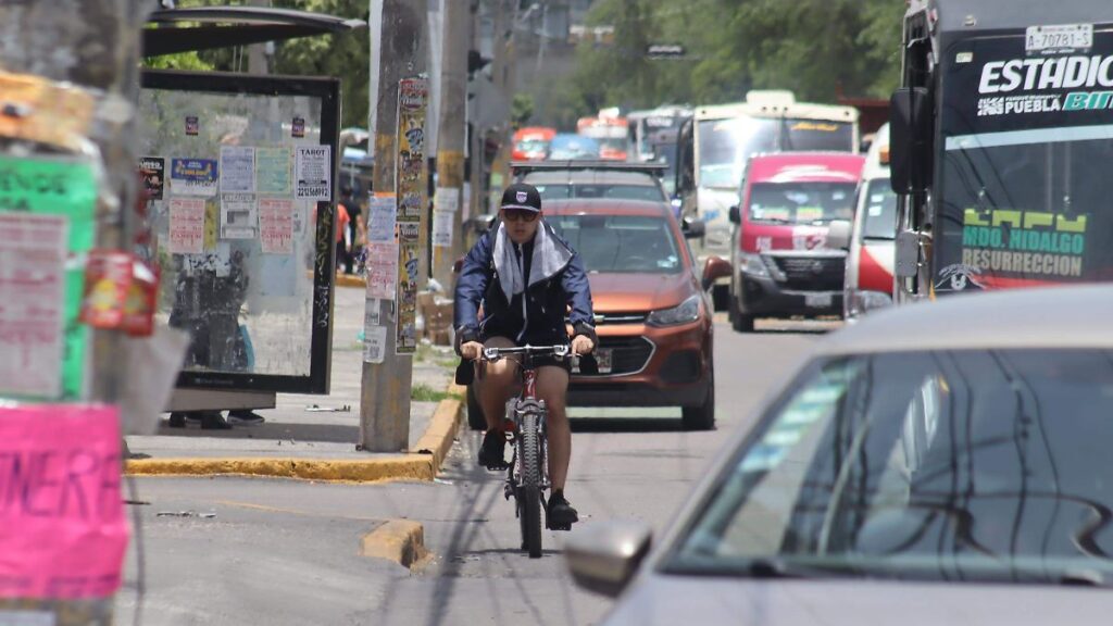 Ciclovía Reforma Puebla: multas de 11 mil pesos por invadir carril Ciclovía de Avenida Reforma en Puebla invadida por automóviles estacionados en el carril confinado para bicicletas