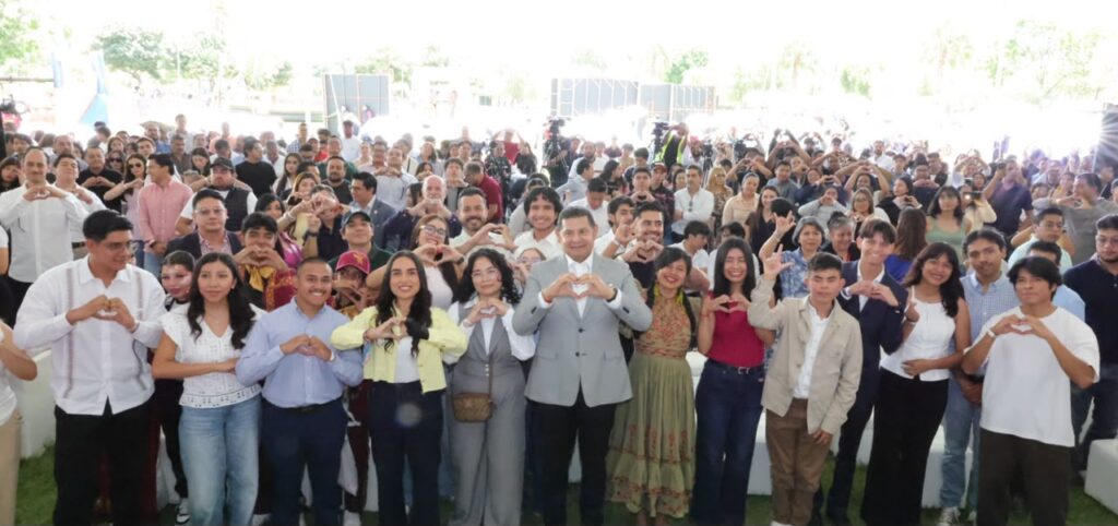 Gobernador Alejandro Armenta Mier durante la entrega del Premio Estatal de la Juventud Vicente Suárez 2026 en Puebla