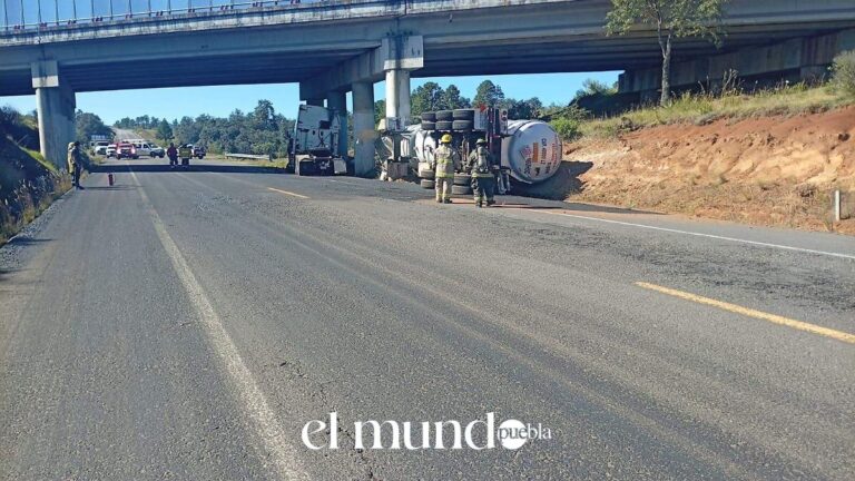 Volcadura cierra carretera Tlaxco-Tejocotal: autotanque bloquea ruta