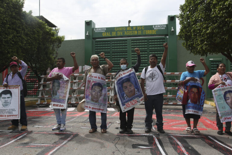 Ayotzinapa: Sheinbaum confirma nuevas investigaciones y 17 objetivos identificados por la FGR Manifestantes participaron el sábado en las movilizaciones por el 12 aniversario de la desaparición de los 43 estudiantes de Ayotzinapa.