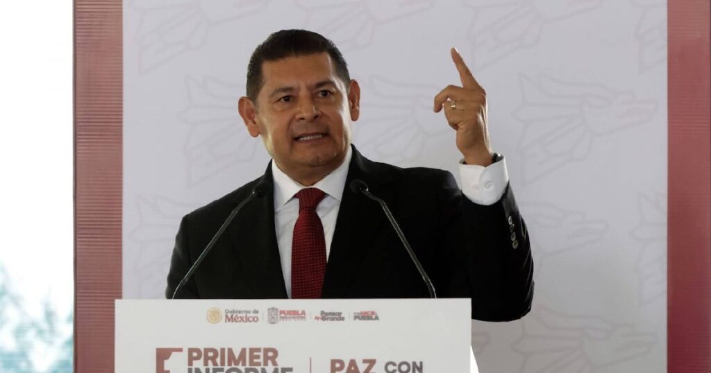 Gobernador Alejandro Armenta durante conferencia de prensa en Puebla