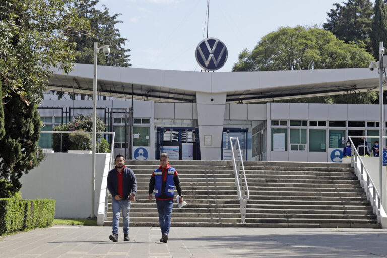 Volkswagen Puebla aplaza huelga al 29 de octubre tras ofrecer aumento salarial de 4.4% Trabajadores y planta de Volkswagen en Cuautlancingo, Puebla, ante la consulta sindical sobre el nuevo acuerdo salarial de octubre de 2026.