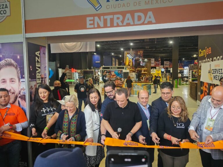 Industria de exposiciones y congresos en México superaría los 36 mil millones de dólares en 2026 otografía cedida por Tradex que muestra a organizadores e invitados en un corte de listón durante un evento de Expo Cerveza México en Ciudad de México (México).