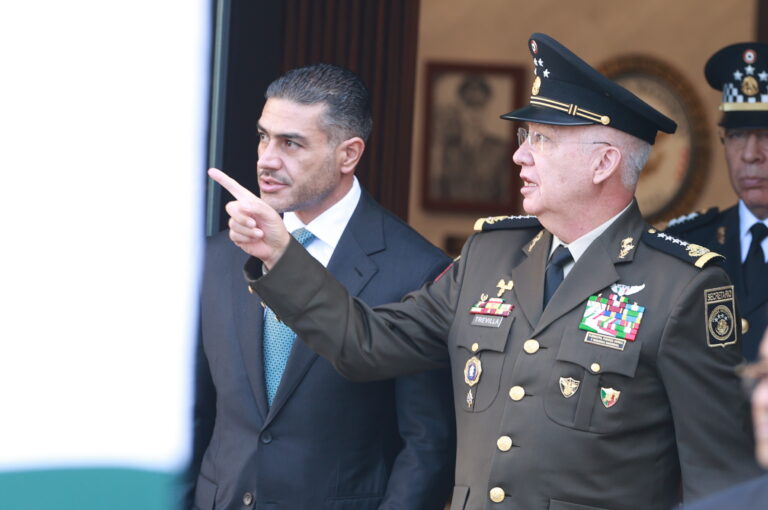 Omar García Harfuch y Ricardo Trevilla Trejo durante la firma del convenio para conectar a la Guardia Nacional con la plataforma central de inteligencia criminal.