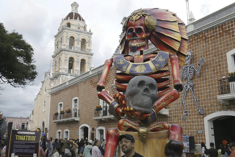 Valle de Catrinas 2026: dioses prehispánicos toman las calles de Atlixco Personas observan catrinas monumentales este martes, en Atlixco, Puebla (México).