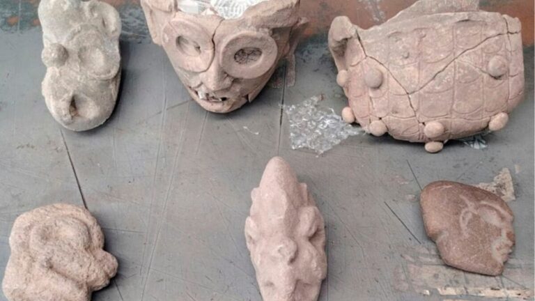Seis piezas arqueológicas de Veracruz detectadas por autoridades mexicanas en un paquete con destino a Gran Bretaña.