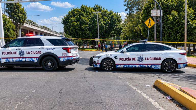 Autoridades durante operativos contra la presunta fabricación y venta ilegal de armamento en Puebla y Ciudad de México.
