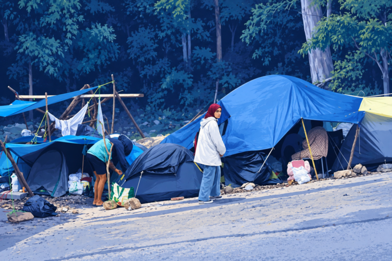 Dos meses en Ceuta: las mujeres migrantes que siguen viviendo en la calle Mujeres migrantes malviven en tiendas de campaña en Ceuta, sufriendo la lluvia y el barro y sin querer o poder regresar a Marruecos.