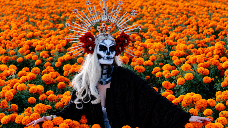 Catrina entre flores de cempasuchil