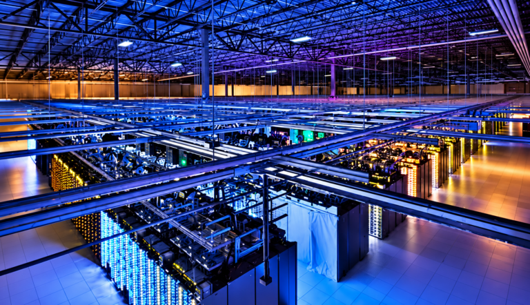 Infraestructura de un centro de datos con servidores para almacenar y procesar información