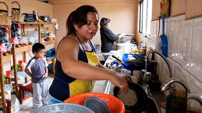 Mujeres mexicanas realiando labores domésticas del hogar