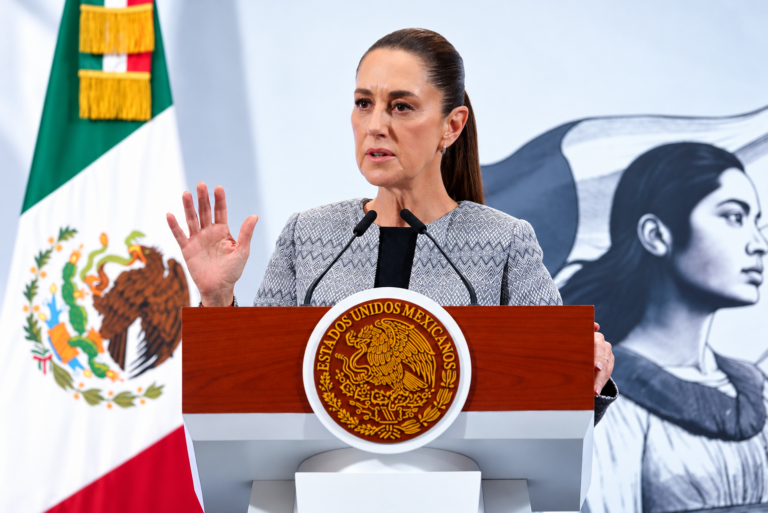 Claudia Sheinbaum durante una conferencia de prensa en la que abordó la protesta por el agua contaminada en Guadalajara.