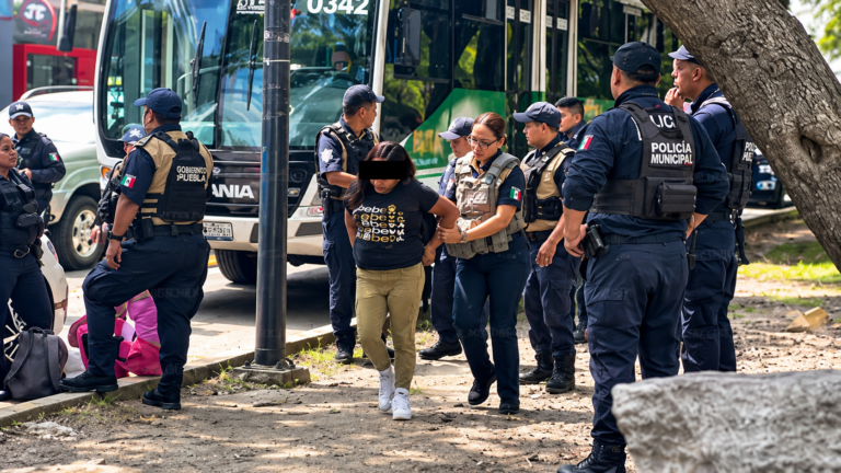Robo en transporte público baja 12% en Puebla capital, pero los asaltos continúan Policia municipal de Puebla detiene a carteristas.