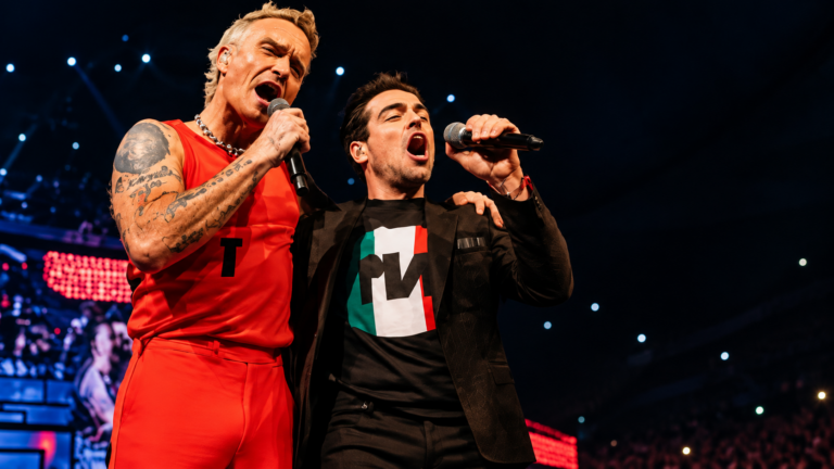 Omar Chaparro canta Better Man con Robbie Williams en el Palacio de los Deportes