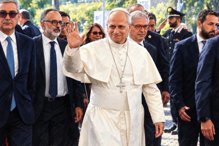 León XIV es operado de un adenocarcinoma pulmonar; el Vaticano reporta una evolución favorable Papa León XIV durante una actividad oficial.