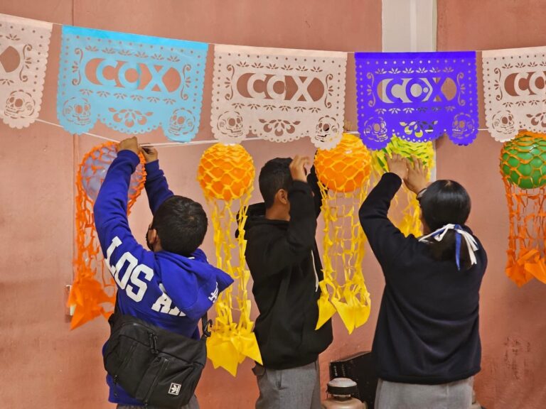 Jóvenes de Cuyoaco aprenden a elaborar papel picado para preservar tradiciones de Día de Muertos Estudiantes de secundaria y bachillerato de Texcal, Cuyoaco, elaboran papel picado para las ofrendas de Día de Muertos.