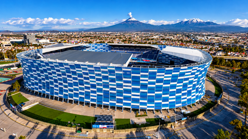 Estadio Cuauhtémoc, casa del Club Puebla, durante un partido de futbol.
