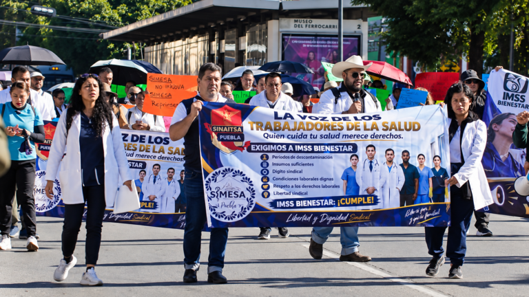 Trabajadores del IMSS en Puebla durante una manifestación.