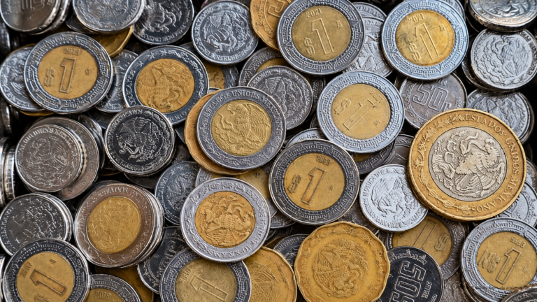 Montón de monedas mexicanas en primer plano
