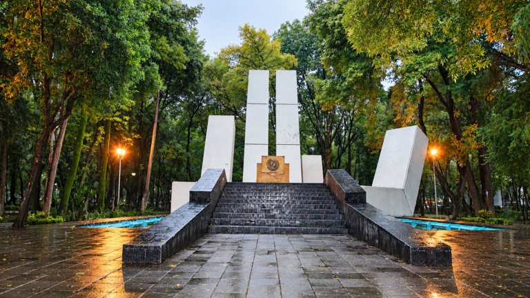 Parque España, en la colonia Condesa de Ciudad de México, donde se investiga un presunto envenenamiento de perros.