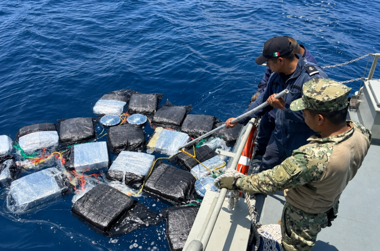 Embarcación de la Armada de México durante labores de vigilancia marítima en el océano Pacífico.