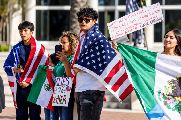 Familia mexicana protestando en Estados Unidos