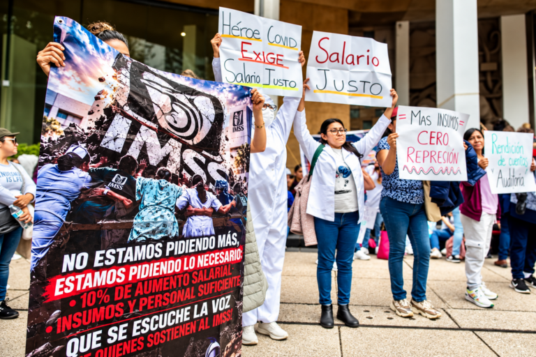 Trabajadores del IMSS manifestandose.