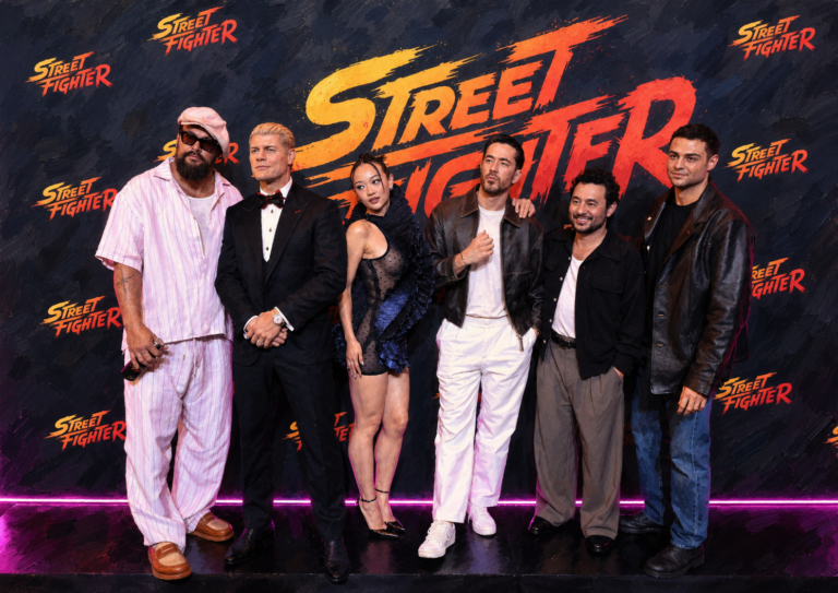 El elenco de la película Street Fighter Jason Momoa, Cody Rodes, Callina Liang, Andrew Koji, el director Kitao Sakurai, y Noah Centineo-