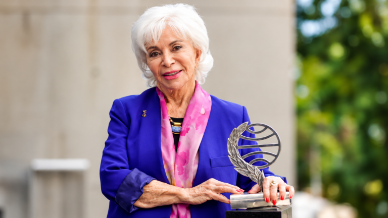 Isabel Allende recibe el Premio Planeta 2026 en Barcelona por su novela La hora antes del alba.