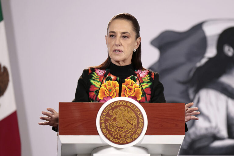 Sheinbaum respalda renuncia de Taddei y exige investigar presuntas irregularidades en el INE La presidenta de México, Claudia Sheinbaum, habla durante una rueda de prensa este lunes en el Palacio Nacional de la Ciudad de México