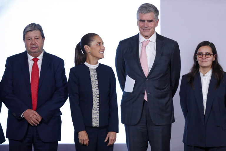 México invertirá 763 millones de dólares en 20 parques industriales y prevé 32 mil empleos El presidente de GP Desarrollos, José María Garza Treviño (i), la presidenta de México, Claudia Sheinbaum (2i), el presidente del Consejo Directivo de la Asociación Mexicana de Parques Industriales Privados, David O’Donnell (2-d) y la subsecretaria de Economía, Ximena Escobedo Juárez