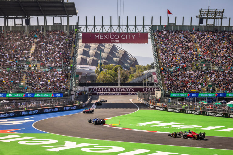 Aficionados en el Autódromo Hermanos Rodríguez durante el Gran Premio de México de Fórmula 1. Copiar