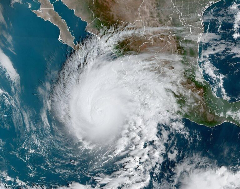 Imagen satelital del huracán Simón frente a las costas del Pacífico mexicano