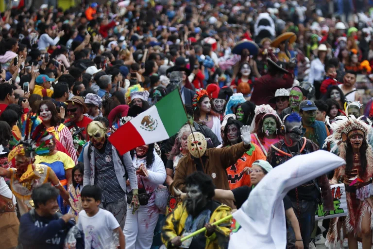 Participantes caracterizados como zombis durante la Marcha Zombi en Ciudad de México
